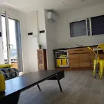 - Yellow Sun Apartment Angers